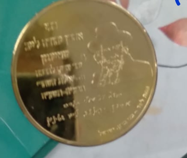 בזכות מצות צדקה: 'פיטום הקטורת' על גבי קלף מהודר בדרך אליכם