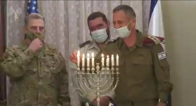 רמטכ"ל ארה"ב הדליק נר חנוכה עם הרמטכ"ל כוכבי • צפו