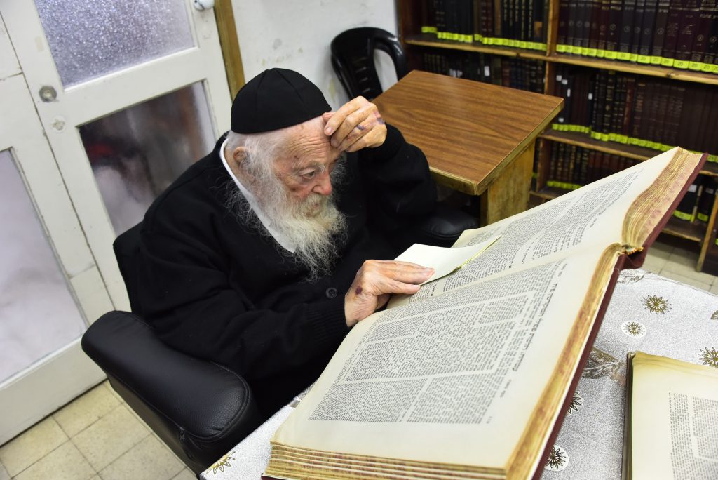 תיעוד: כך מציין מרן שר התורה את יום הולדתו ה-93