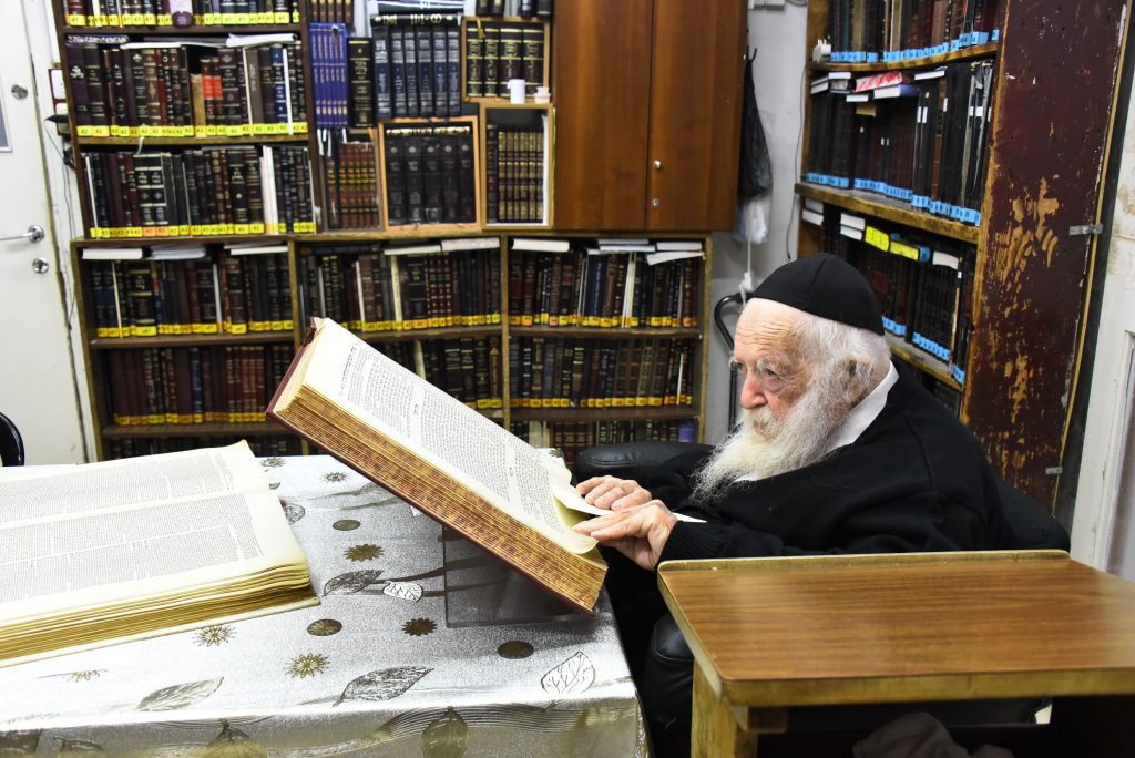 תיעוד: כך מציין מרן שר התורה את יום הולדתו ה-93