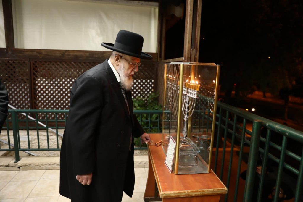 תיעוד: ראש הישיבה מרן הגר"ש כהן בהדלקת נרות חנוכה