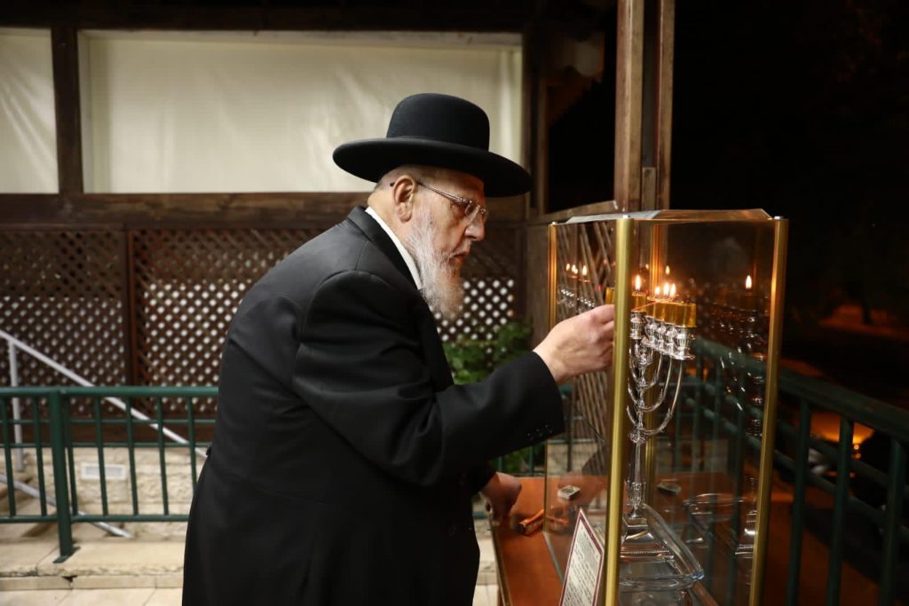 תיעוד: ראש הישיבה מרן הגר"ש כהן בהדלקת נרות חנוכה