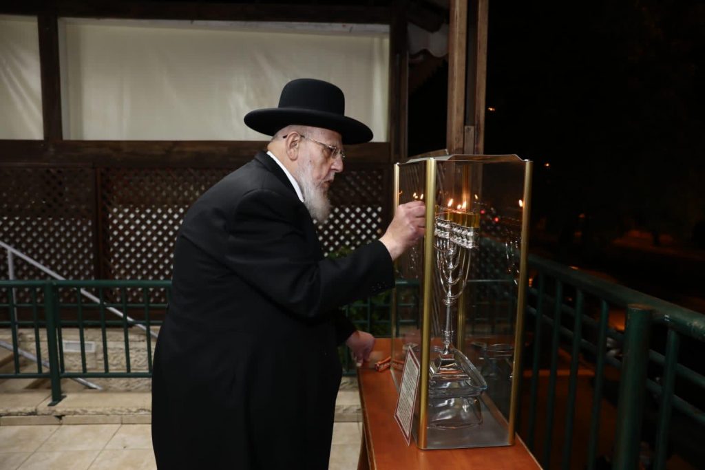 תיעוד: ראש הישיבה מרן הגר"ש כהן בהדלקת נרות חנוכה