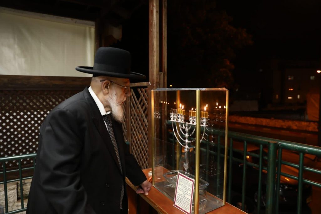 תיעוד: ראש הישיבה מרן הגר"ש כהן בהדלקת נרות חנוכה