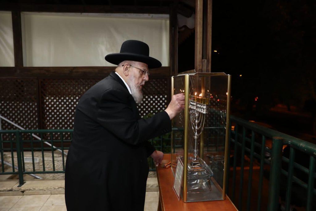 תיעוד: ראש הישיבה מרן הגר"ש כהן בהדלקת נרות חנוכה