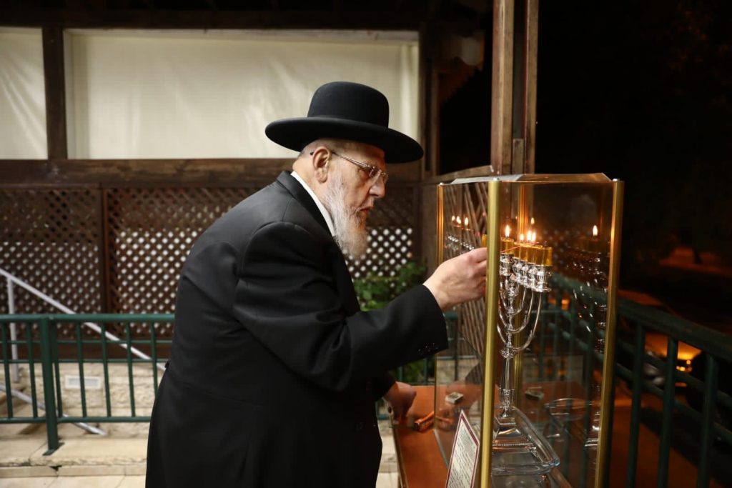 תיעוד: ראש הישיבה מרן הגר"ש כהן בהדלקת נרות חנוכה