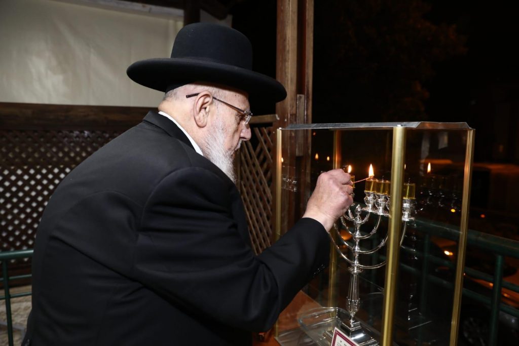 תיעוד: ראש הישיבה מרן הגר"ש כהן בהדלקת נרות חנוכה