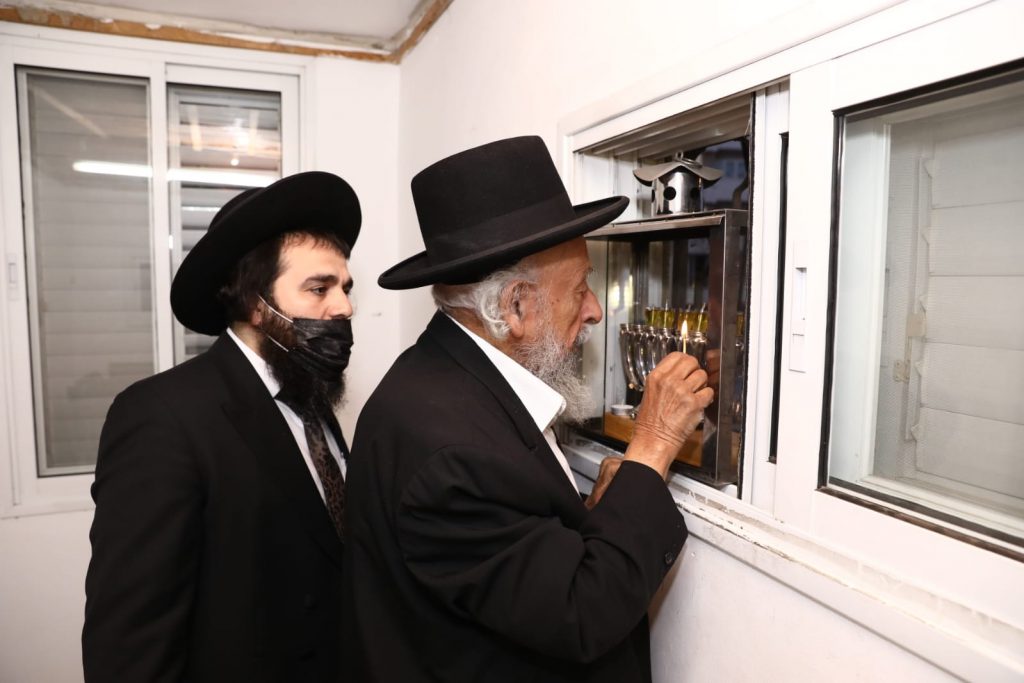 תיעוד מיוחד: הגר"ש בעדני בהדלקת נרות חנוכה תיעוד מיוחד: הגר"ש בעדני בהדלקת נרות חנוכה