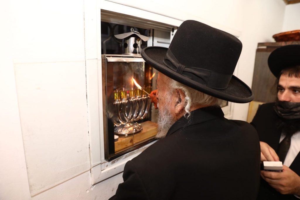 תיעוד מיוחד: הגר"ש בעדני בהדלקת נרות חנוכה תיעוד מיוחד: הגר"ש בעדני בהדלקת נרות חנוכה