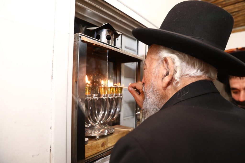תיעוד מיוחד: הגר"ש בעדני בהדלקת נרות חנוכה תיעוד מיוחד: הגר"ש בעדני בהדלקת נרות חנוכה