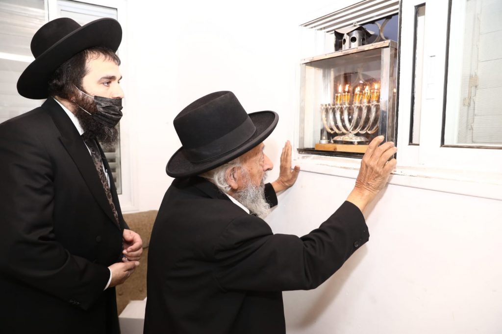 תיעוד מיוחד: הגר"ש בעדני בהדלקת נרות חנוכה תיעוד מיוחד: הגר"ש בעדני בהדלקת נרות חנוכה