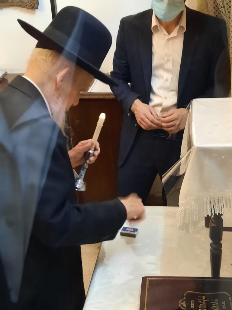 והדליקו נרות בחצרות קודשך: מרן ראש הישיבה הגרי"ג אדלשטיין בהדלקת נר חנוכה