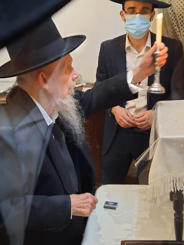 והדליקו נרות בחצרות קודשך: מרן ראש הישיבה הגרי"ג אדלשטיין בהדלקת נר חנוכה