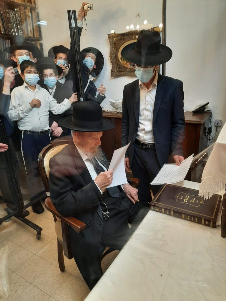 והדליקו נרות בחצרות קודשך: מרן ראש הישיבה הגרי"ג אדלשטיין בהדלקת נר חנוכה