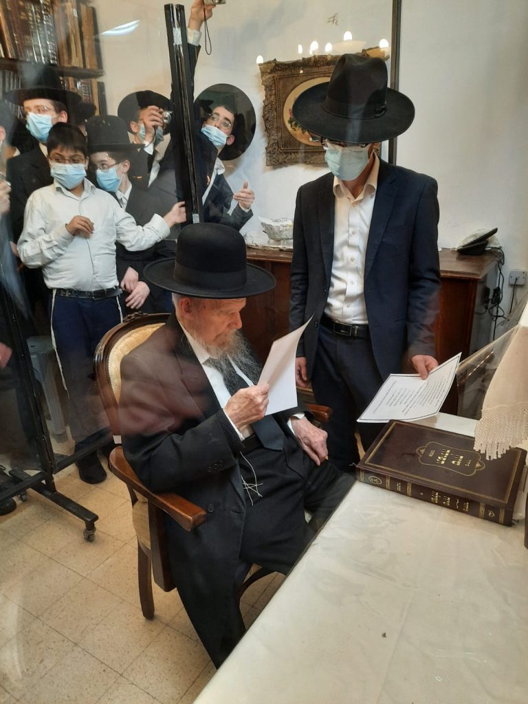 והדליקו נרות בחצרות קודשך: מרן ראש הישיבה הגרי"ג אדלשטיין בהדלקת נר חנוכה