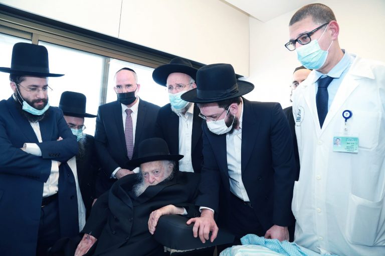 שר התורה בביקור חולים אצל בנו הגר"ש בשיבא שר התורה בביקור חולים אצל בנו הגר"ש בשיבא