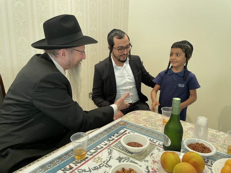 צפו במפגש מרגש באבו דאבי: הניצולים מתימן הודו לרבה של רוסיה