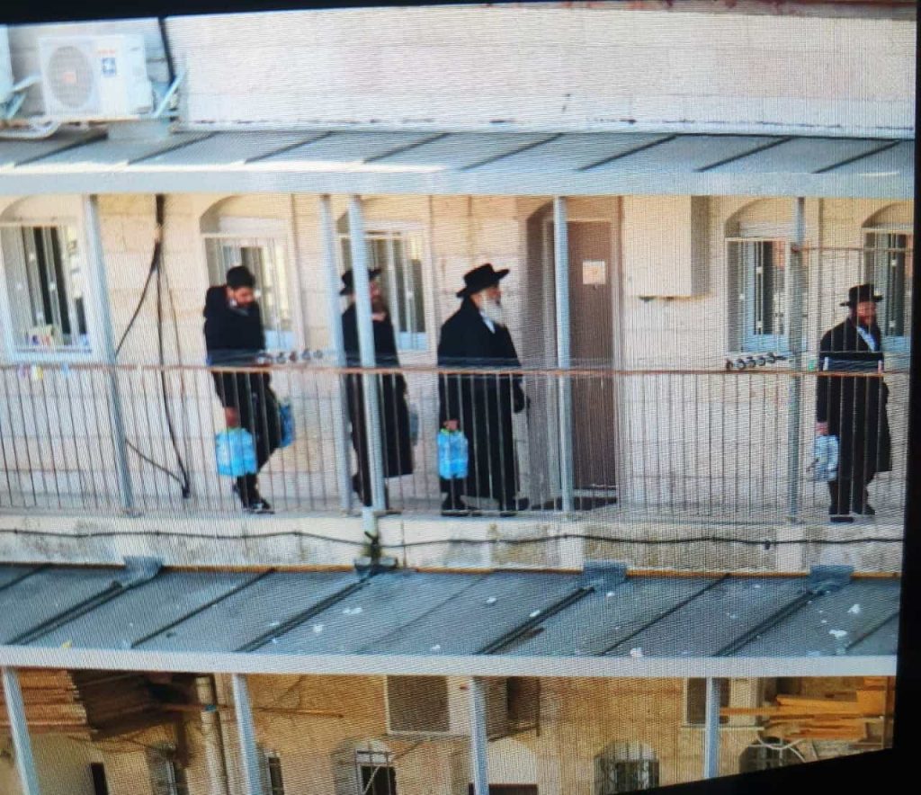 תיעוד מדהים: האדמו"ר סחב שישיות מי עדן במדרגות תיעוד מדהים: האדמו"ר סחב שישיות מי עדן במדרגות