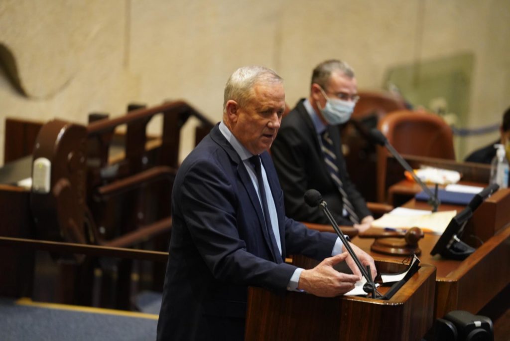 ברקע אישור חוק הקנסות: חילופי האשמות בין יו"ר הכנסת לבני גנץ • צפו