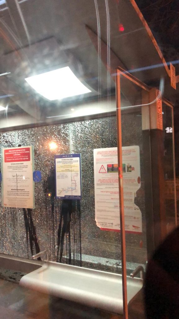 סריקות אחר קיצונים ששפכו זפת על הרכבת הקלה • צפו