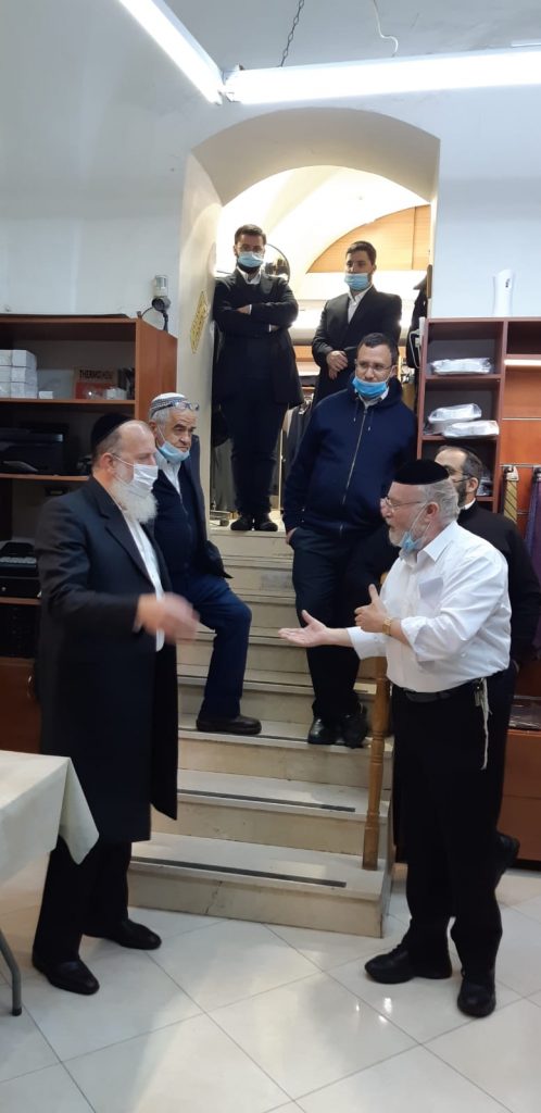 בעלי החנויות התכנסו כדי להודות ליוסי דייטש