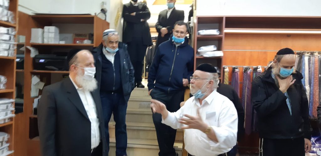 בעלי החנויות התכנסו כדי להודות ליוסי דייטש