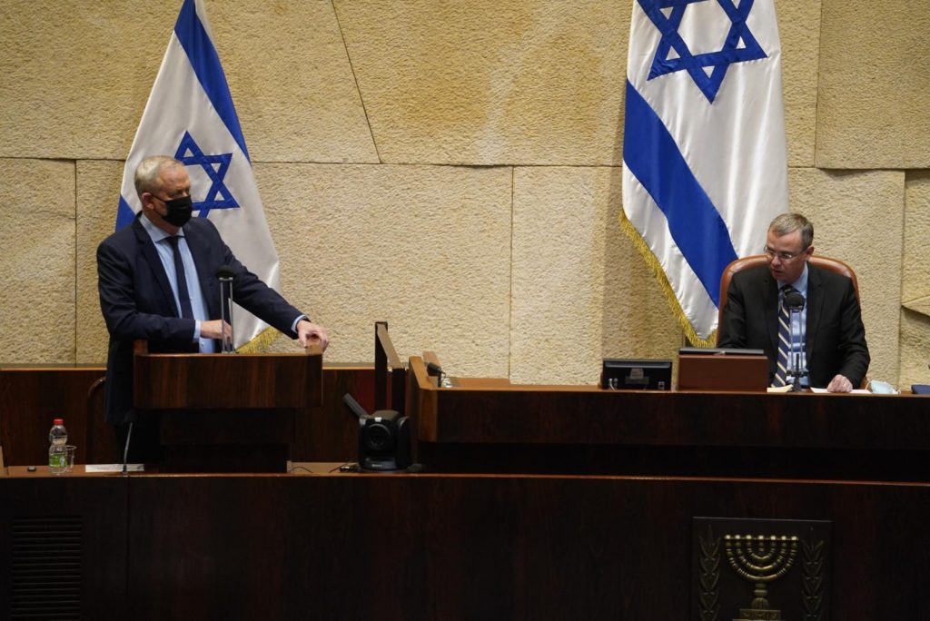 ברקע אישור חוק הקנסות: חילופי האשמות בין יו"ר הכנסת לבני גנץ • צפו