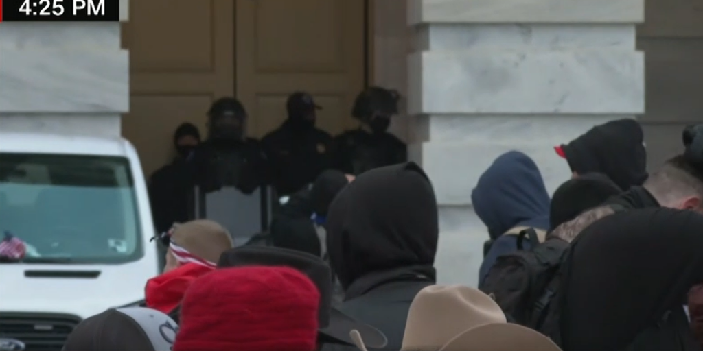 הדרמה בוושינגטון: טראמפ בנסיון להרגיע הרוחות "זה הזמן לחזור הביתה" • מתעדכן