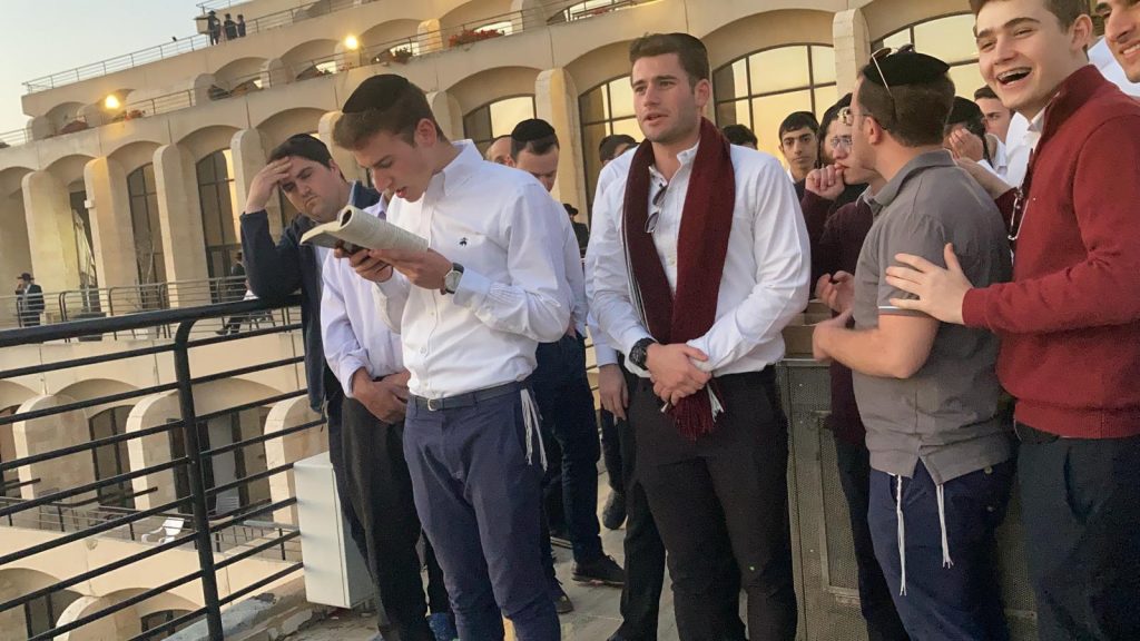 שטייגען במלונית הקורונה: בן הישיבה סיים מסכת שטייגען במלונית הקורונה: בן הישיבה סיים מסכת