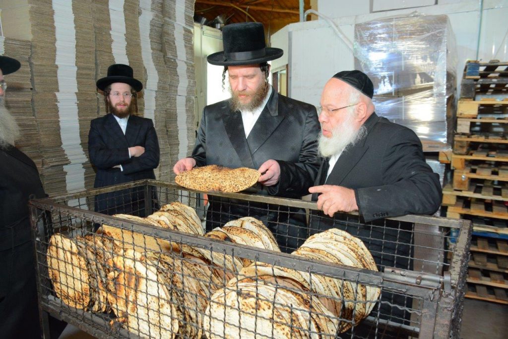 לקראת פסח: בן האדמו"ר ורב חסידי ויז'ניץ באלעד בביקור במאפיית המצות