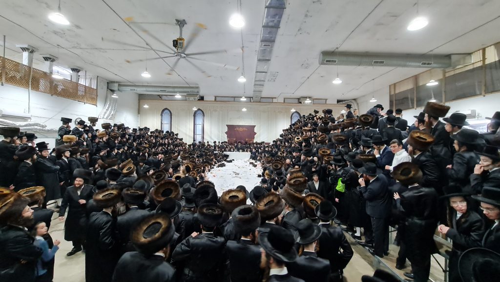 תיעוד: האדמו"ר מאמשינוב בסעודה שלישית