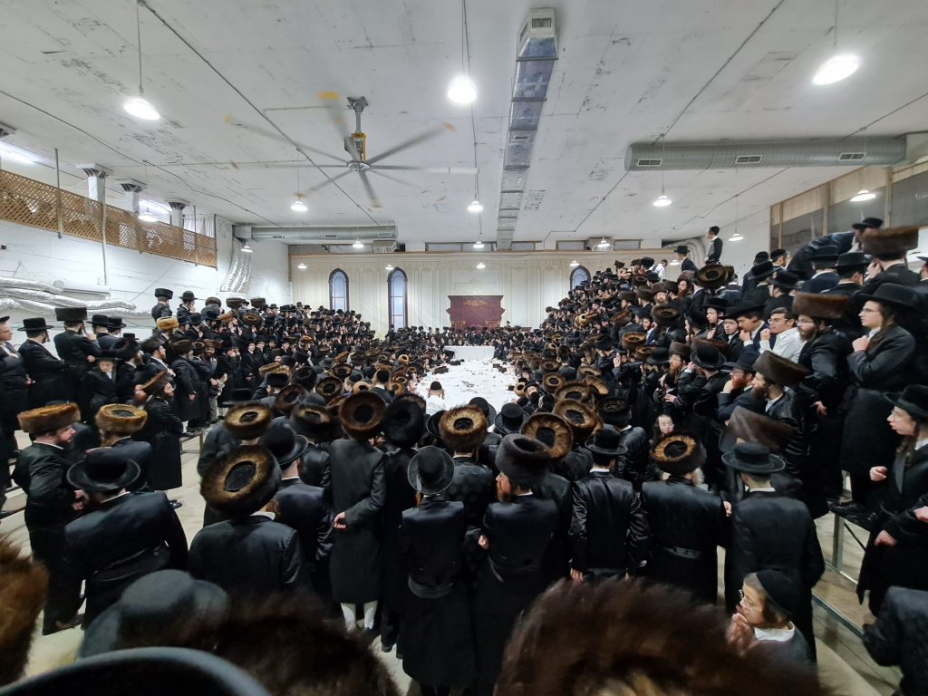 תיעוד: האדמו"ר מאמשינוב בסעודה שלישית