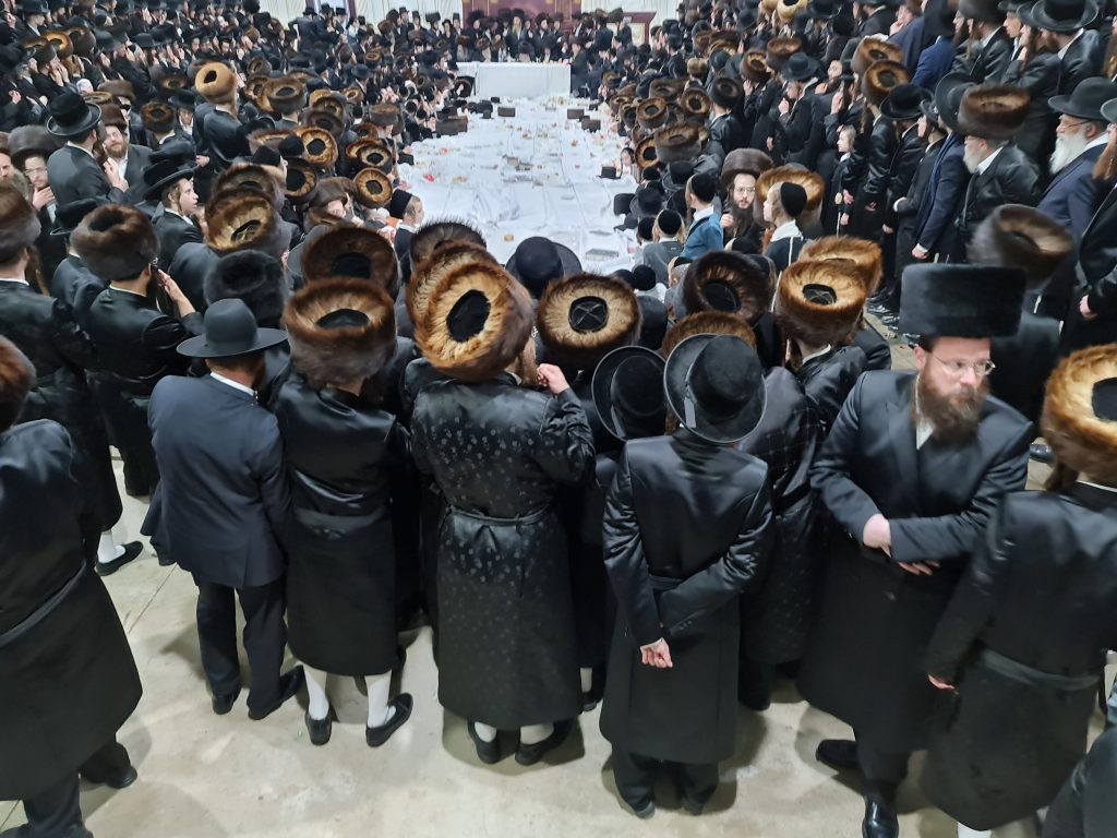 תיעוד: האדמו"ר מאמשינוב בסעודה שלישית