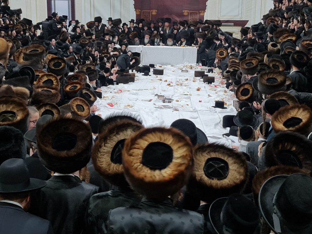 תיעוד: האדמו"ר מאמשינוב בסעודה שלישית