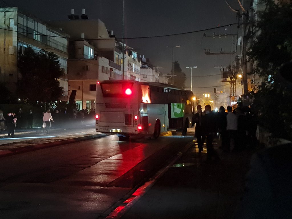 מראות קשים בבני ברק: נער הצית אוטובוס, בכיבוי סירבו להגיע