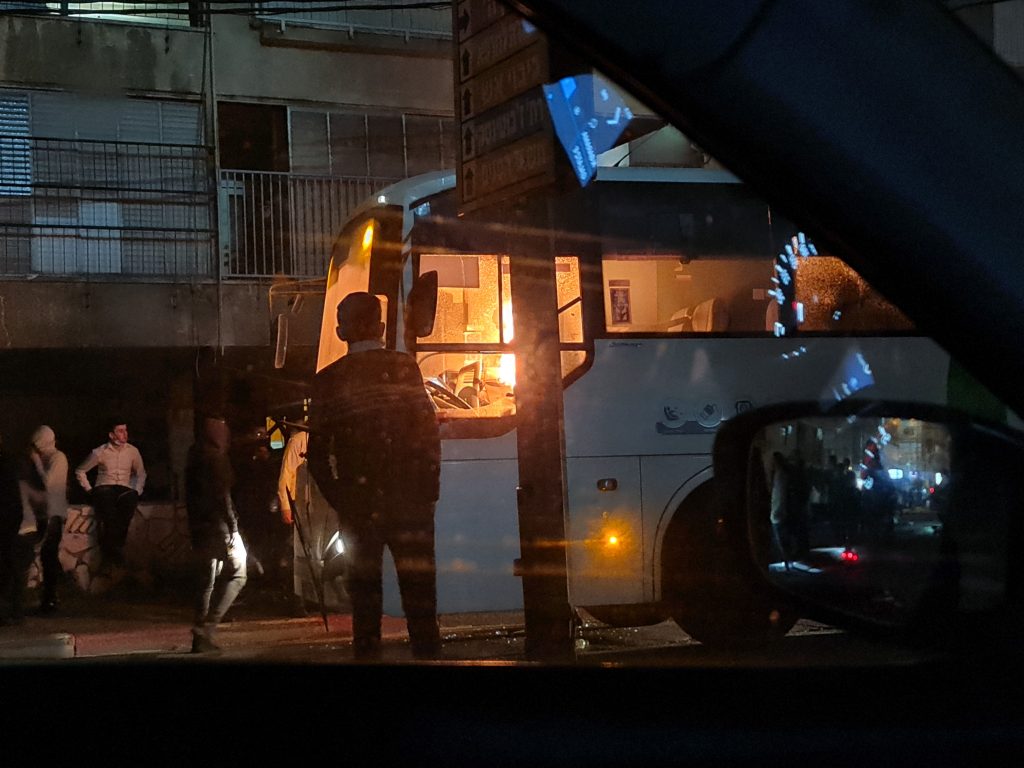 מראות קשים בבני ברק: נער הצית אוטובוס, בכיבוי סירבו להגיע מראות קשים בבני ברק: נער הצית אוטובוס, בכיבוי סירבו להגיע