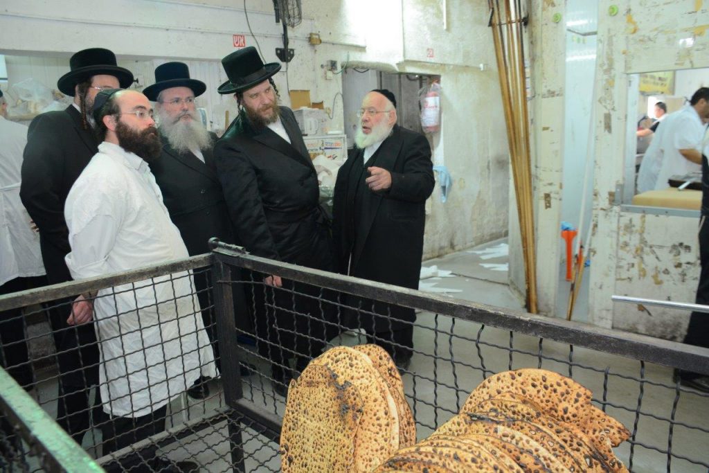 לקראת פסח: בן האדמו"ר ורב חסידי ויז'ניץ באלעד בביקור במאפיית המצות