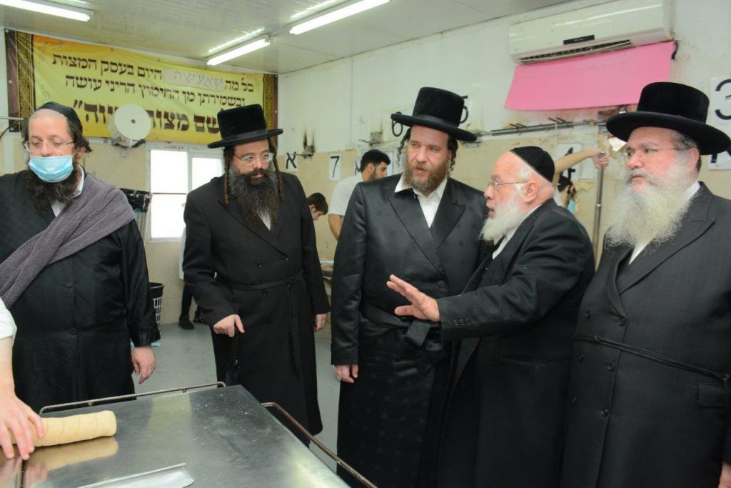 לקראת פסח: בן האדמו"ר ורב חסידי ויז'ניץ באלעד בביקור במאפיית המצות