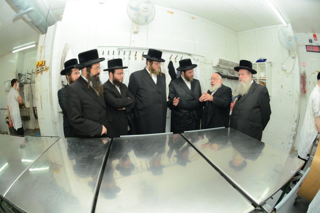 לקראת פסח: בן האדמו"ר ורב חסידי ויז'ניץ באלעד בביקור במאפיית המצות