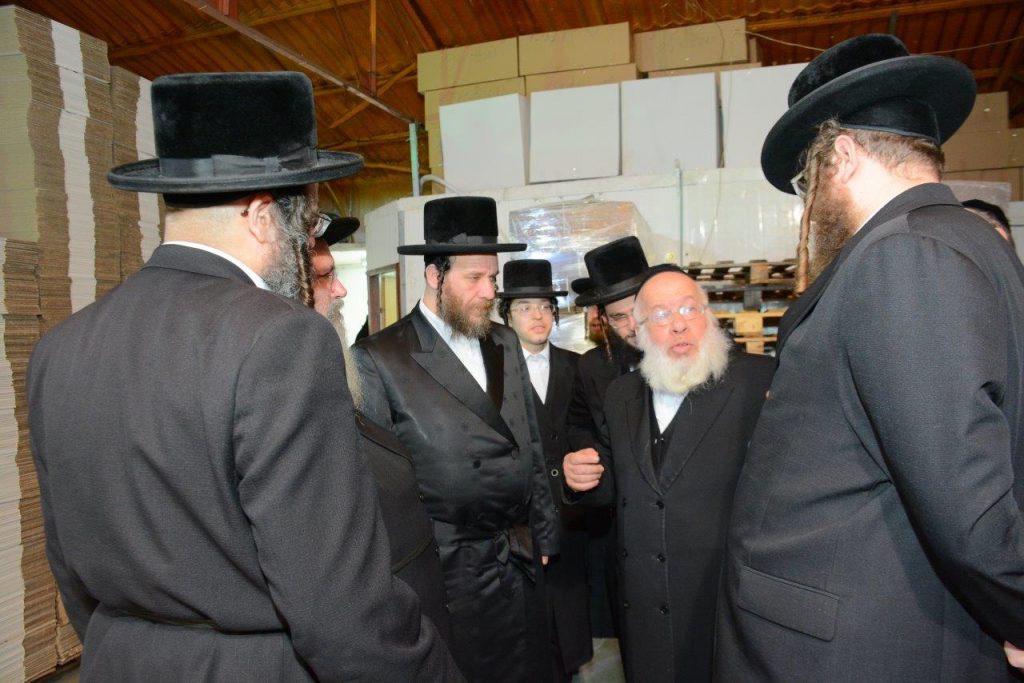 לקראת פסח: בן האדמו"ר ורב חסידי ויז'ניץ באלעד בביקור במאפיית המצות