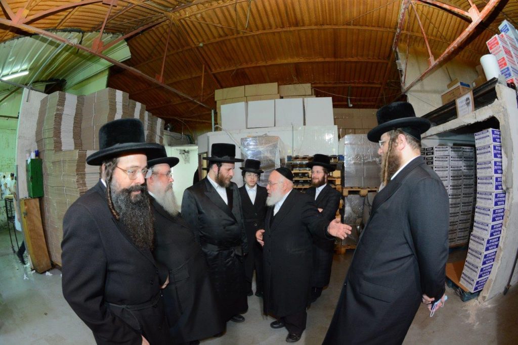 לקראת פסח: בן האדמו"ר ורב חסידי ויז'ניץ באלעד בביקור במאפיית המצות