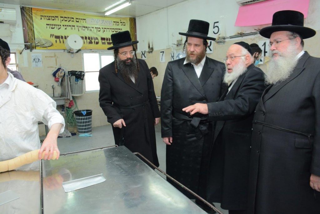 לקראת פסח: בן האדמו"ר ורב חסידי ויז'ניץ באלעד בביקור במאפיית המצות