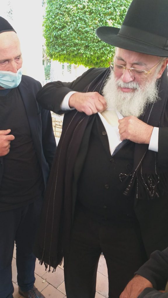 הראשון לציון קרע את בגדו על אחיו ופרץ בבכי • צפו