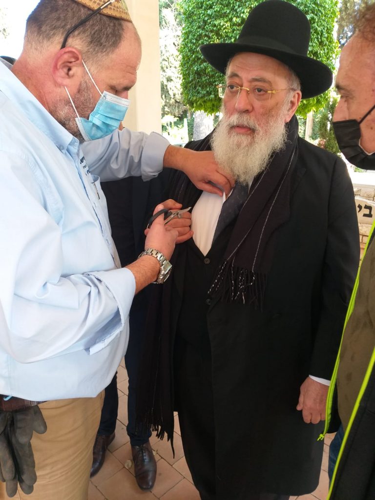 הראשון לציון קרע את בגדו על אחיו ופרץ בבכי • צפו