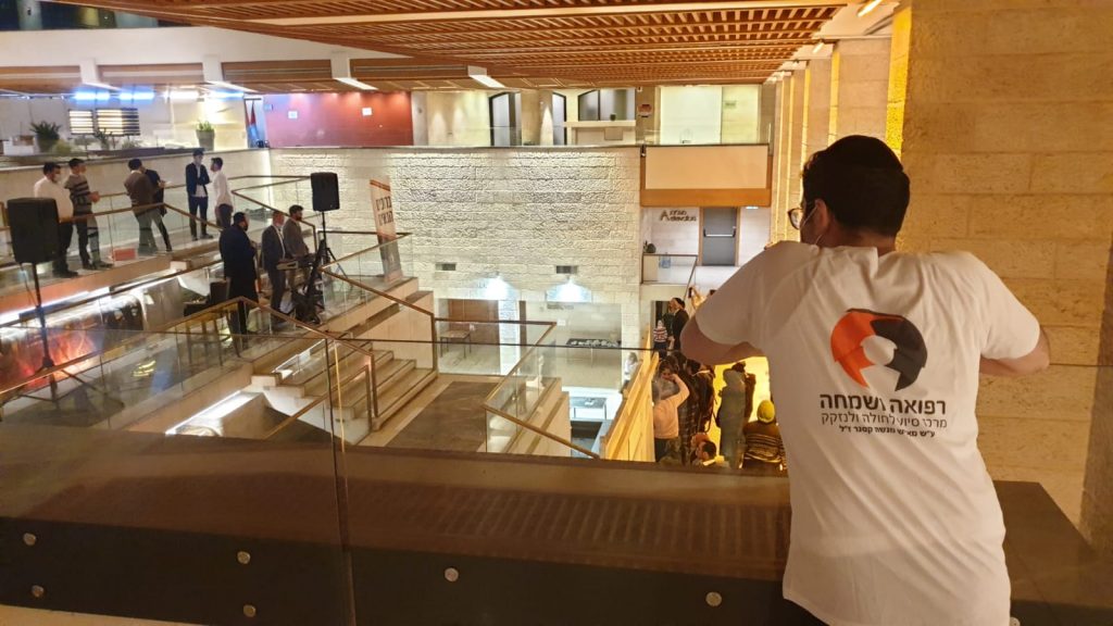 "עוד ישמע" במלונית: האירוסין נדחו, מאות המחלימים רקדו עם החתן • צפו