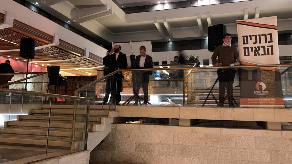 "עוד ישמע" במלונית: האירוסין נדחו, מאות המחלימים רקדו עם החתן • צפו