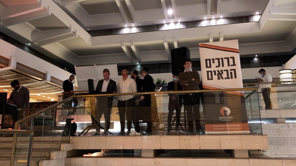 "עוד ישמע" במלונית: האירוסין נדחו, מאות המחלימים רקדו עם החתן • צפו