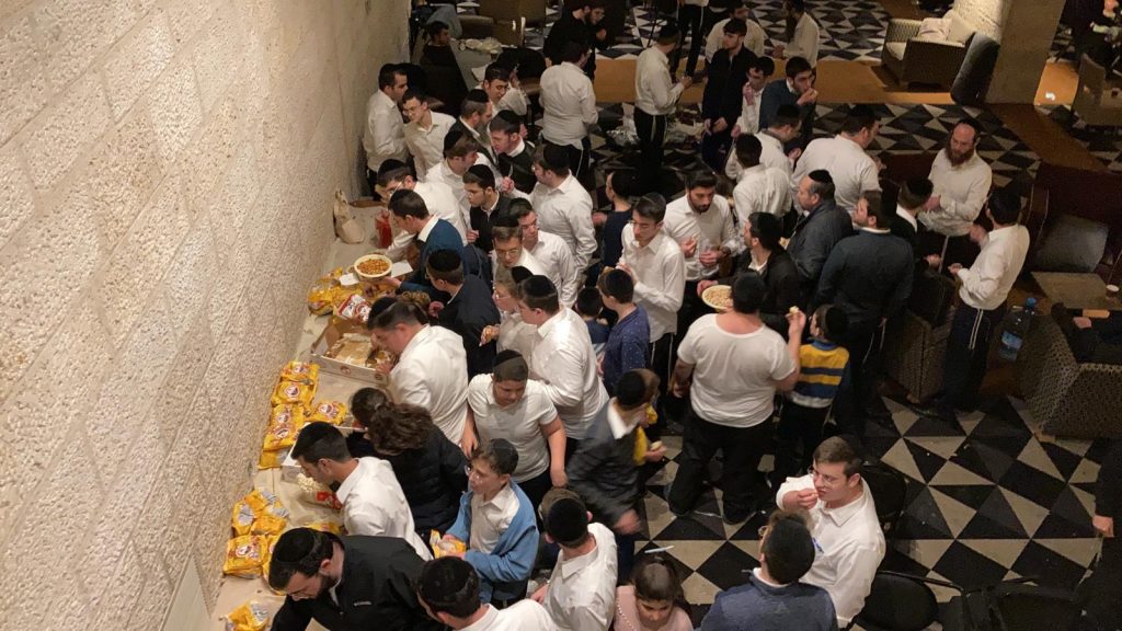 "עוד ישמע" במלונית: האירוסין נדחו, מאות המחלימים רקדו עם החתן • צפו