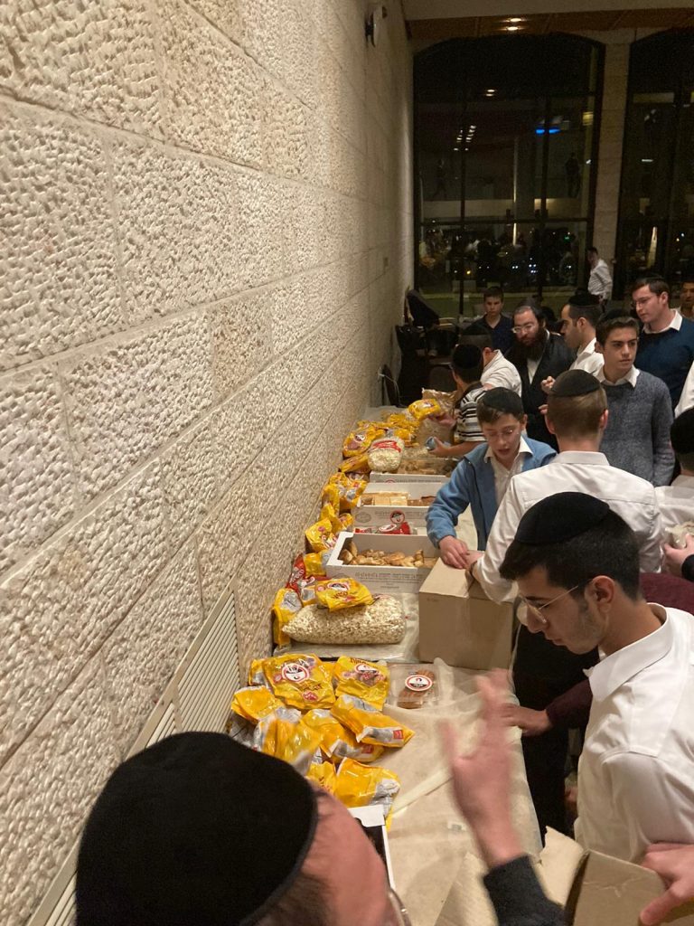 "עוד ישמע" במלונית: האירוסין נדחו, מאות המחלימים רקדו עם החתן • צפו