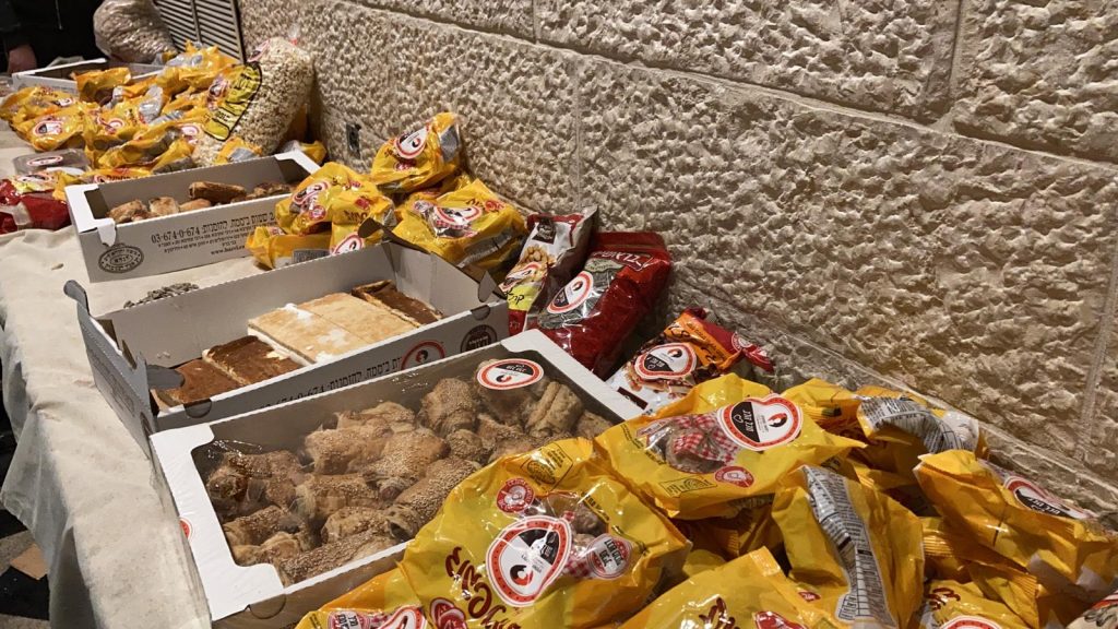 "עוד ישמע" במלונית: האירוסין נדחו, מאות המחלימים רקדו עם החתן • צפו